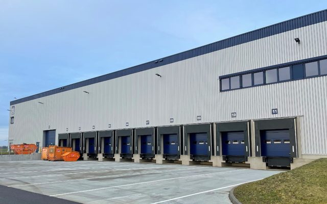 Hangar, Building